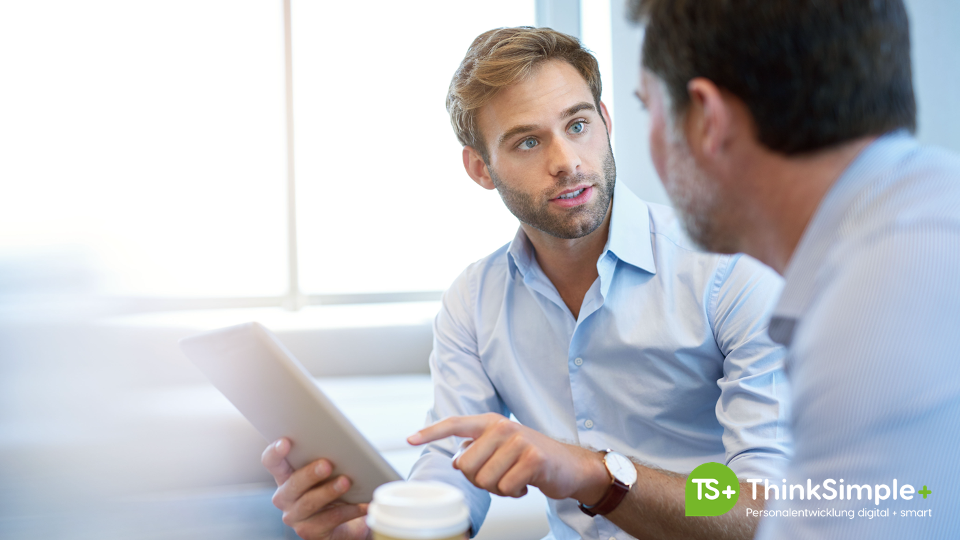 Zwei Männer unterhalten sich