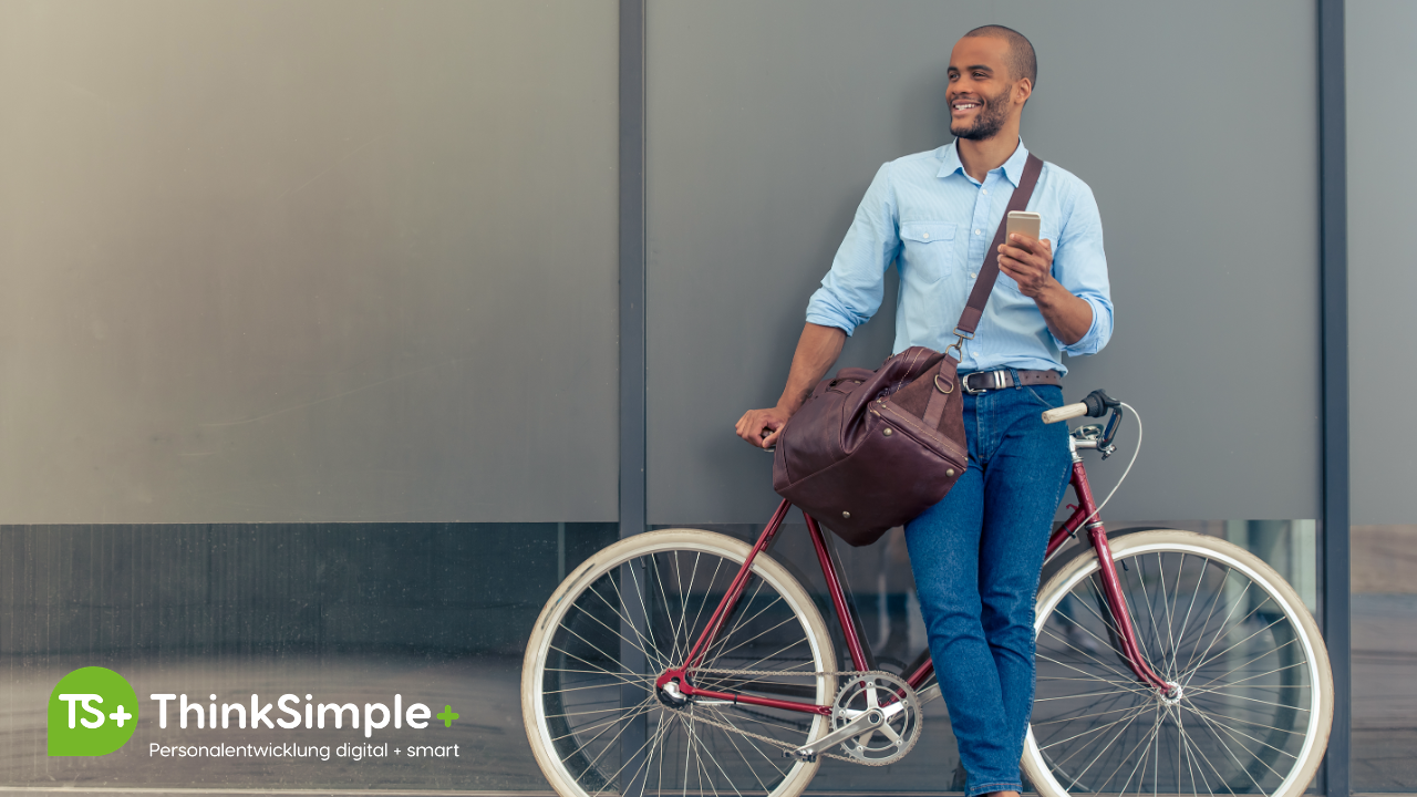 Ein Mann lehnt an seinem Fahrrad - Thinksimple Event