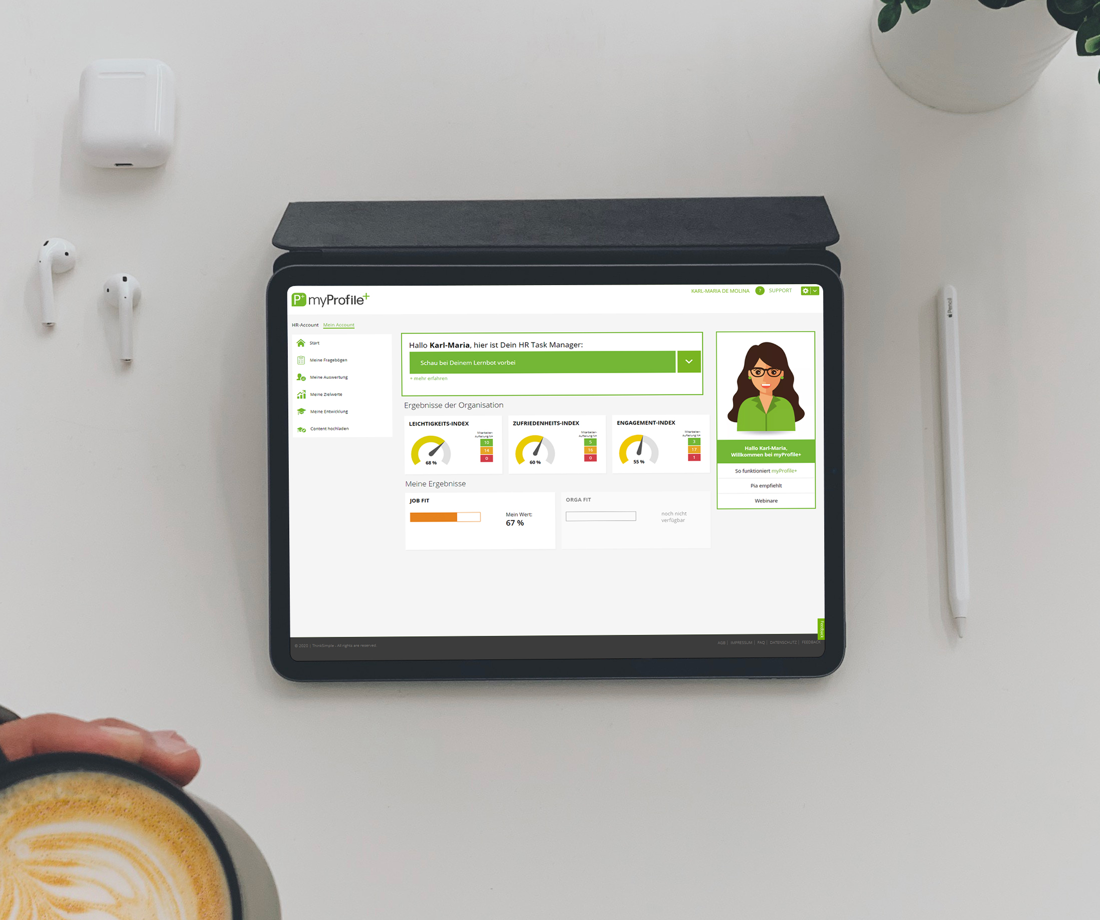 Tablet mit ThinkSimple+ liegt auf einem Tisch